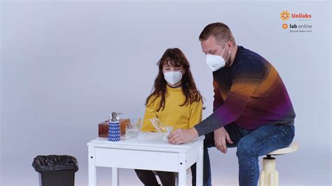 Dieťa fúka bublinky zo slín