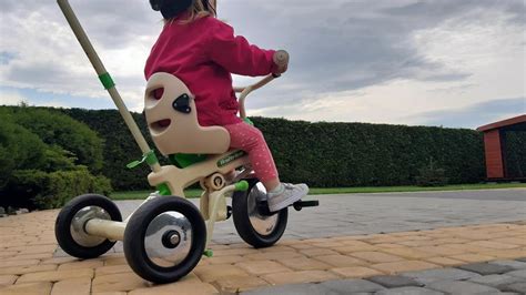 Dieťa jazdiace na trojkolke