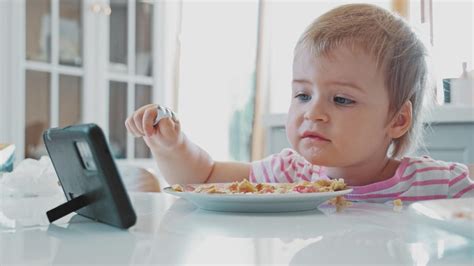 Dieťa papá kašovitú stravu