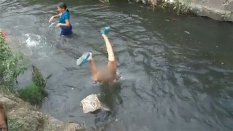 Deti hádžu kamene do vody