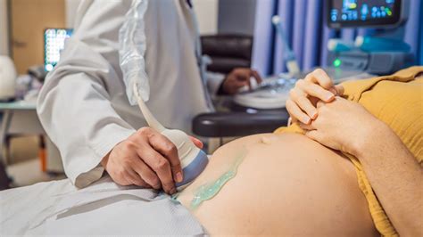 ilustrácia tehotnej ženy s lekárom