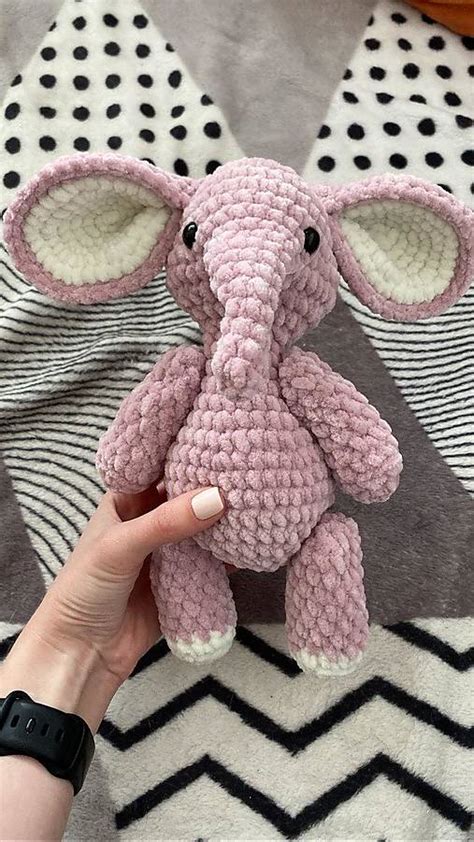 Detail háčkovaného zvieratka s bezpečnostnými očkami