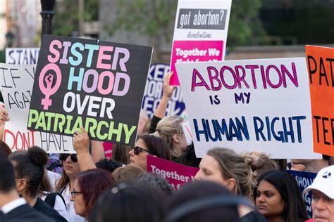 Dve kontrastné zobrazenia symbolizujúce pro-life a pro-choice