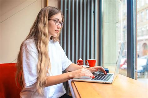 Tínedžer pracuje na notebooku