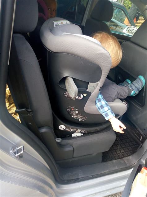 Názorná ukážka upevnenia Isofixovej základne pomocou Isofixu a opornej nohy