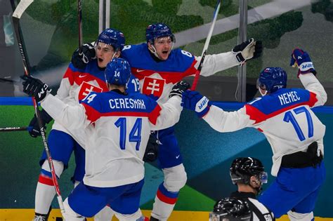 Slovenskí hokejbalisti oslavujú gól
