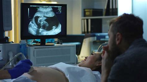 rodina sledujúca ultrazvuk