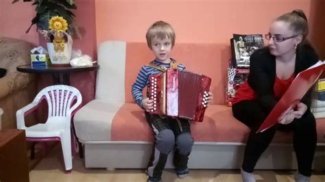 Dieťa hrá na harmonike