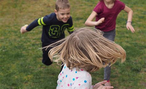 Deti sa hrajú vonku