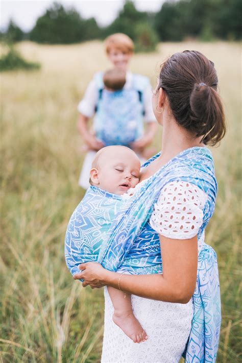 Dieťa v M-pozícii v nosiči