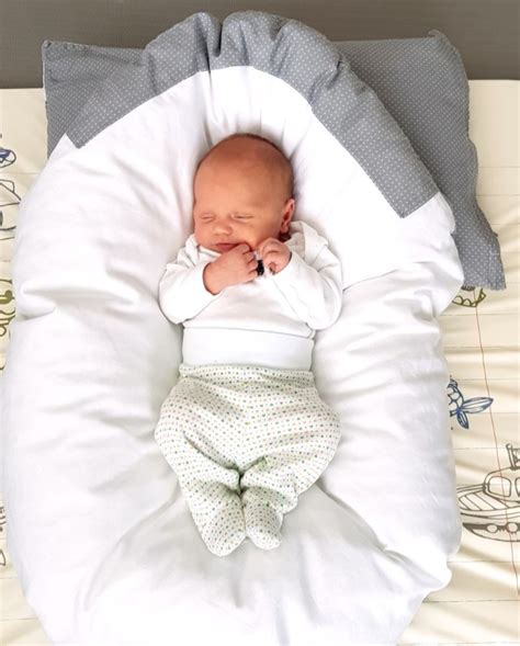 bábätko v tmavej izbe s tlmeným svetlom