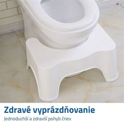Obrázok dieťaťa používajúceho schodík pri toalete