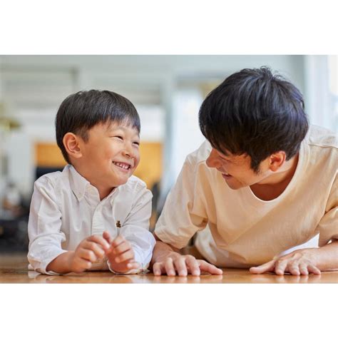 Obrázok symbolizujúci otvorenú komunikáciu medzi rodičom a dieťaťom