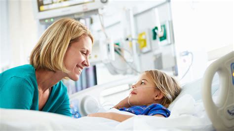 Rodina sa stará o dieťa po operácii