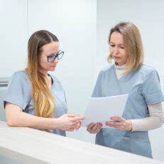 žena s lekárom diskutuje výsledky