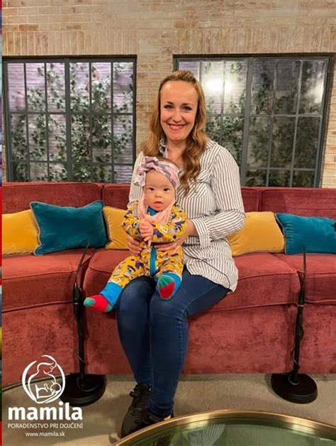 Koláž fotografií zobrazujúcich matky s bábätkami v rôznych situáciách (dojčenie, nosenie, spoločné spanie)