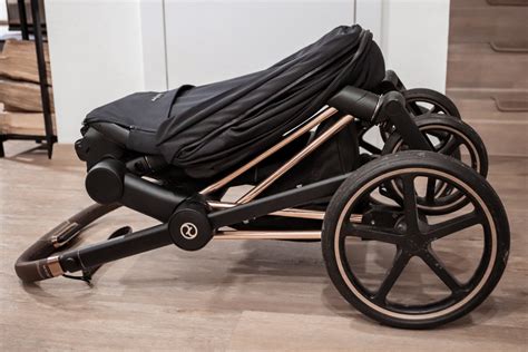 Vizualizácia skladania kočíka jednou rukou