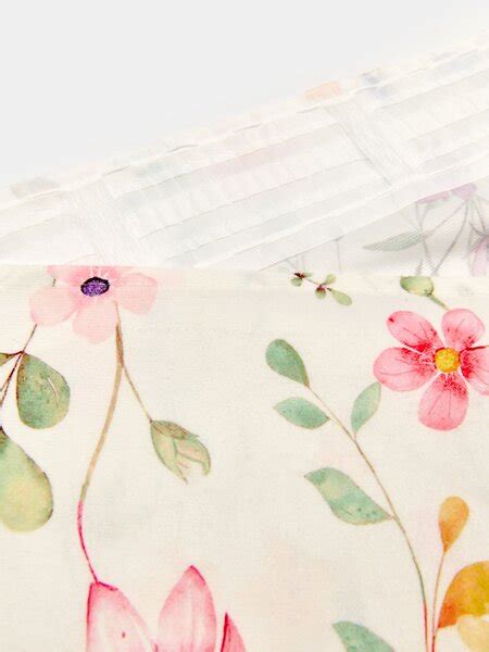 Detail sedadla kočíka s kvetinovým vzorom