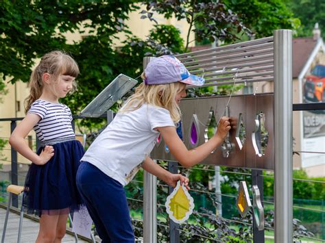 Ilustračná fotografia rodiny s kočíkom v parku