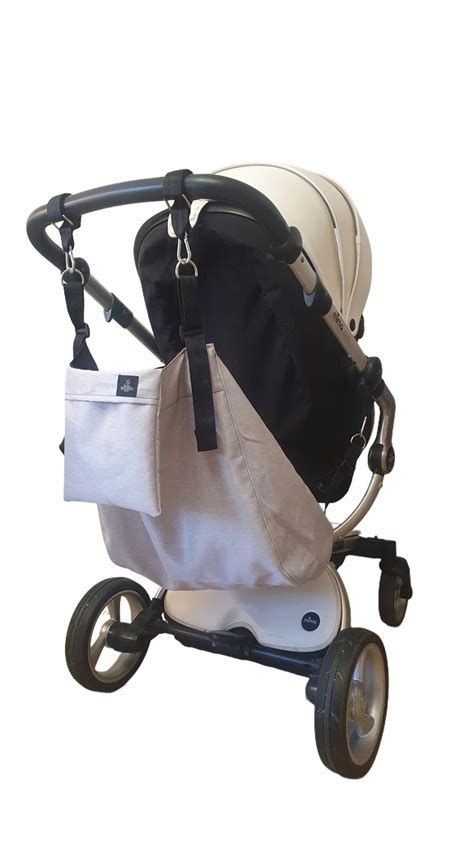 Detailný záber na polohovateľné sedadlo a bezpečnostné pásy kočíka