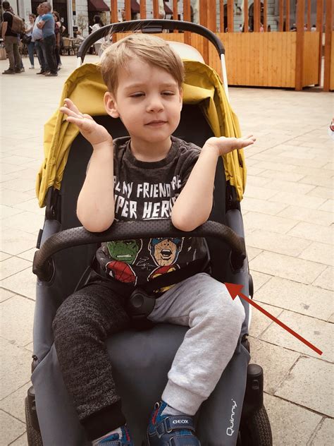 Dieťa usmiate v športovom kočíku