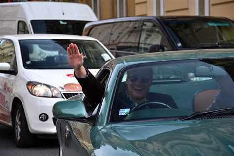 Ilustrácia dojčenia v aute