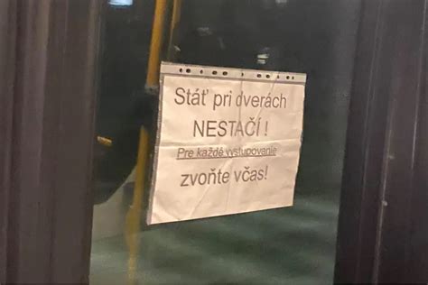 Dieťa sa hrá pri dverách